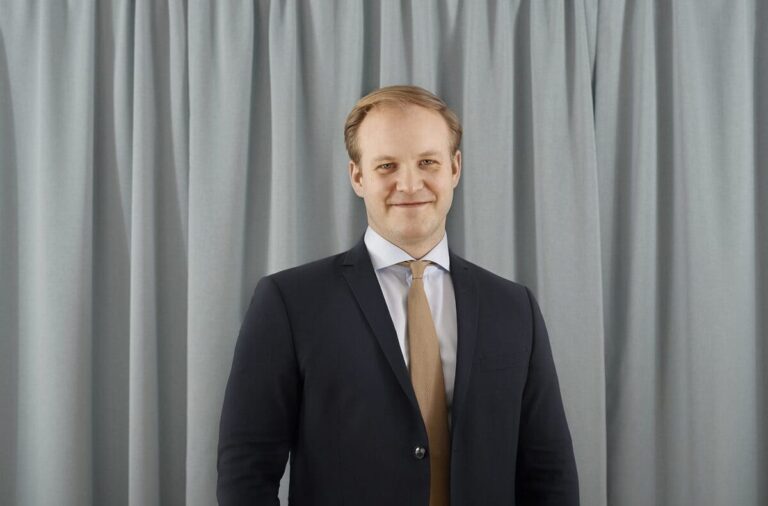 Porträtt på Jonas Hjelm, ny biträdande jurist inom affärsjuridik på Amber Advokater.