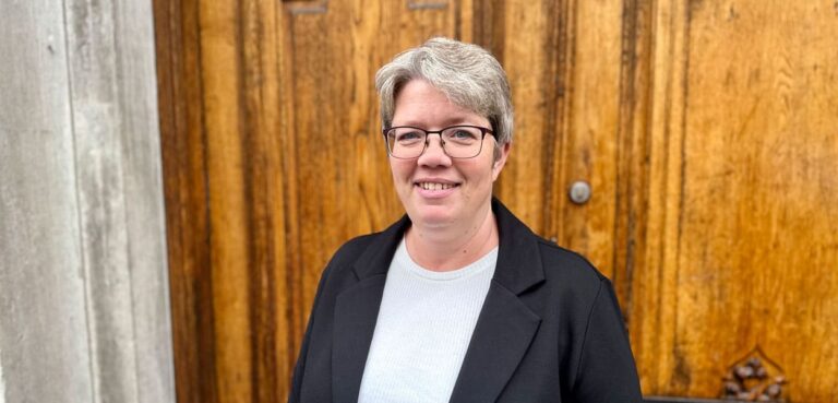 Porträtt på Pernilla Welander, ny boutrednings- och arvskifteshandläggare i Karlskrona på Amber Advokater.